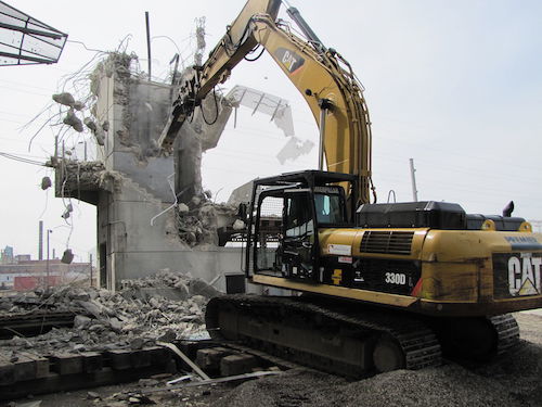 St_Louis_MetroLink_-_Grand_Station_elevator_tower_demolition.jpg