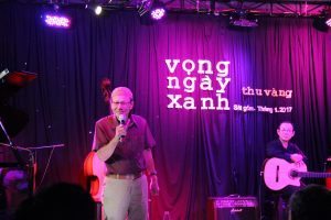 Đạo diễn Lê Cung Bắc phát biểu đôi lời giữa buổi trình diễn... Anh nói như đã lâu lắm mới được nghe lại chốn thân quen...