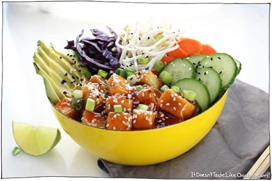 Sticky Sriracha Tofu Bowl! This is the perfect combo of comfort food cosy, combined with fresh raw and crispy. Better than a buddha bowl, it's magical! #itdoesnttastelikechicken