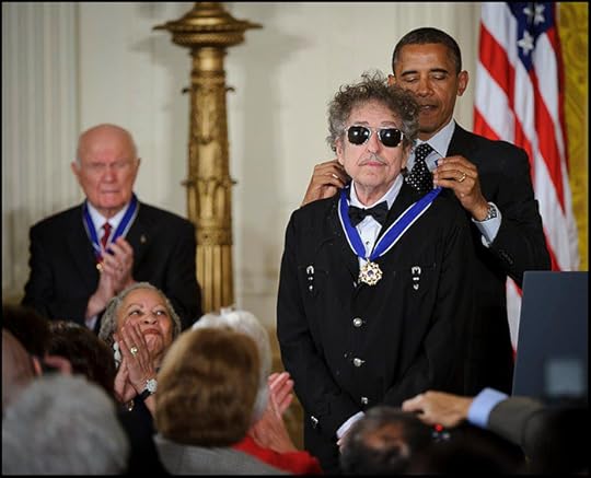 President_Barack_Obama_presents_American_musician_Bob_Dylan_with_a_Medal_of_Freedom