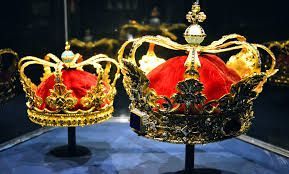 queen and king crowns: 