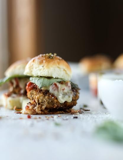 pesto chicken parmesan sliders I howsweeteats.com