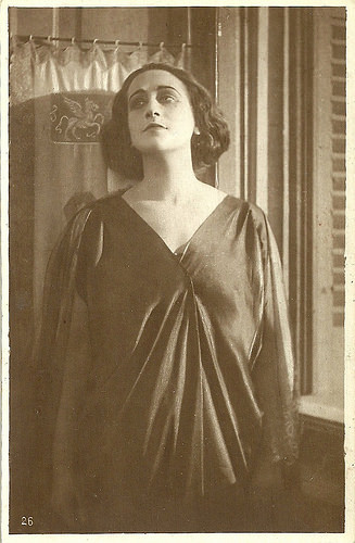 Italia Almirante in La grande passione (1922)