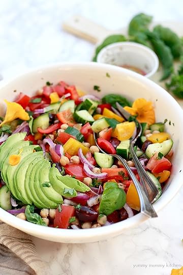 Healthy, easy, vegetarian and vegan Greek salad recipe with chickpeas and a flavorful Greek salad dressing.