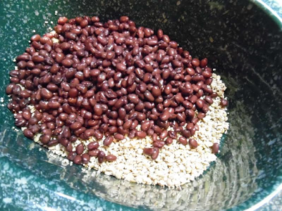 Photo of lentils, quinoa, and black beans in slow cooker