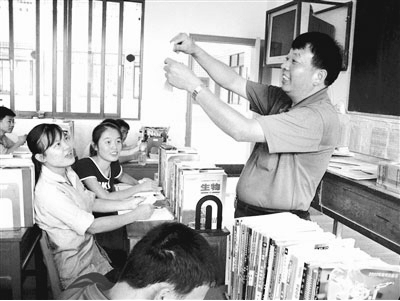 To nearly twenty thousand students in Du'an Yao county high school over 30 years, Mo Zhengao was known by a different name - 'Principal Dad.'