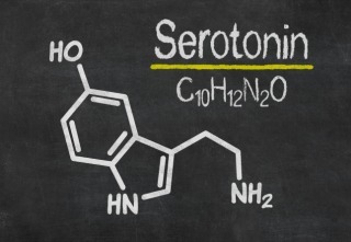 Schiefertafel mit der chemischen Formel von Serotonin
