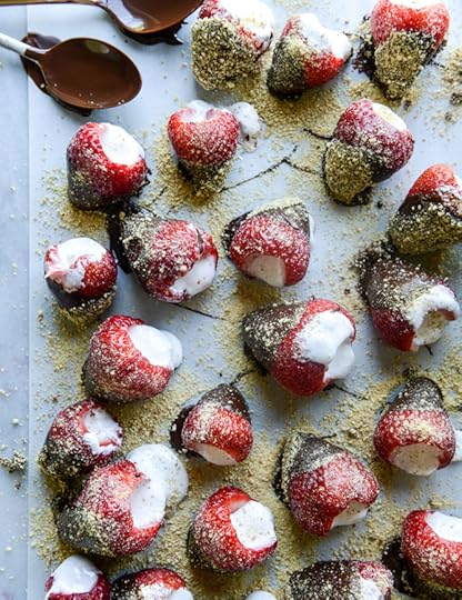 S'mores Stuffed Strawberries and 10 favorite recipes for Memorial Day Weekend I howsweeteats.com 