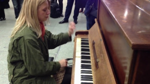 Valentina Lisitsa playing Liszt's el Contrabandista while waiting for a train at St. Pancras