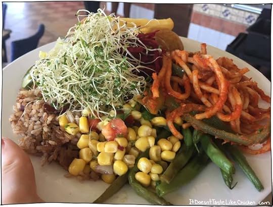 How to Eat Vegan in Montego Bay, Jamaica. My travel guide of what it's like to travel as a vegan. Tips on what to say, what to eat, and different fruits and veggies to try! #itdoesnttastelikechicken