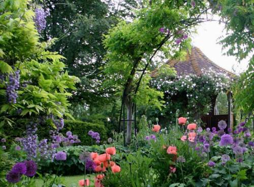 Photo of the Remarkables mountain range in Queenstown, New Zealand.