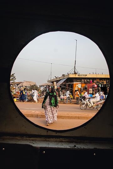 Amsatou Diallo, An elderly woman crossing a street in Bamako, 2016 Courtesy the artist 