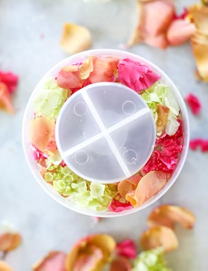 how to make a floral ice bucket I howsweeteats.com 
