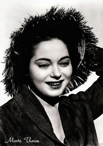 Marta Toren in La puerta abierta (1957)