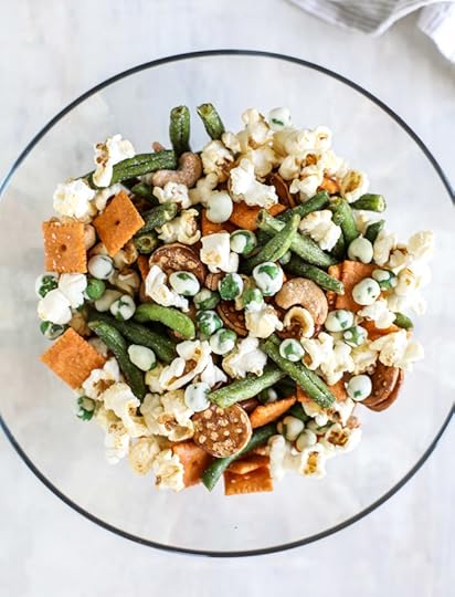 {video!} our favorite summer pool party snack mix I howsweeteats.com 