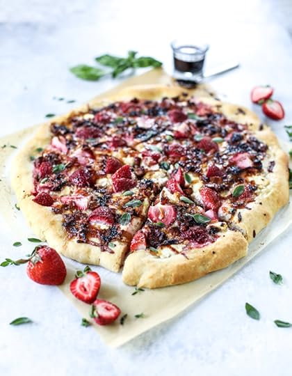 strawberry pizza I howsweeteats.com