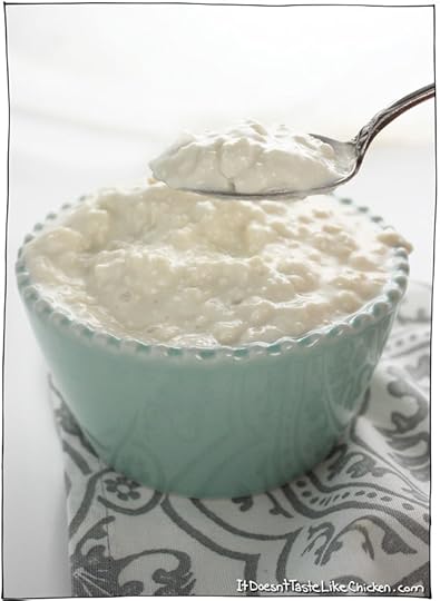 Quick & Easy Vegan Cottage Cheese! Takes less than 10 minutes to make and only 6 ingredients for this healthy, dairy-free recipe. #itdoesnttastelikechicken
