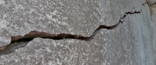 Crack-in-concrete-wall