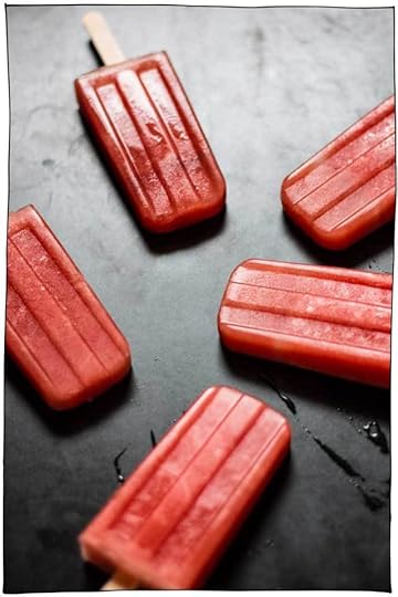 25 Vegan Popsicle Recipes that you need to make this summer! Creamy, fruity, chocolatey, layered, swirled, prizes inside, this collection has got it all. Dairy-free. #itdoesnttastelikechicken