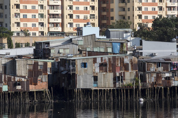 High rise flats and poor housing along the Saigon River in Ho Chi Minh City, Vietnam. Credit: Eleanor Farmer/Oxfam Dec 2016