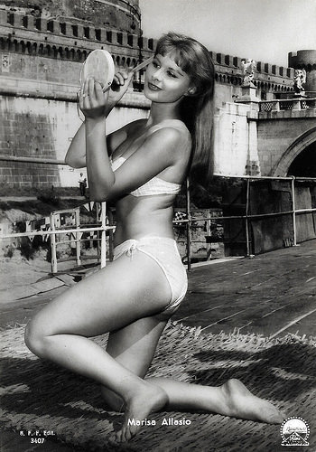 Marisa Allasio in Poveri ma belli (1957)