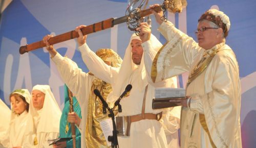 The Arch-Druids calls out “A oes Heddwch” - Is there Peace?