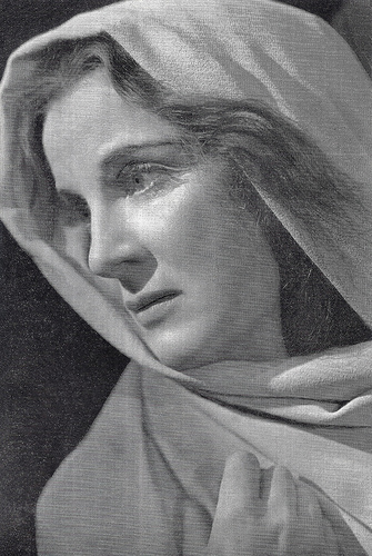 Diana Wynyard as Lady MacBeth