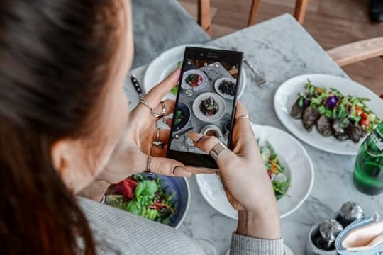 kohvik-komeet-tervislik-vegan-taimetoit-koogid-kondiiter-salat-arvustus-restoran-merilin-taimre-paljas-porgand-kus-süüa