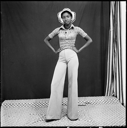 Malick Sidibé, (Je l’appelais) La gazelle / Avec mon chapeau et mes pattes d’éléphant, 1974 © the artist and courtesy Magnin-A 