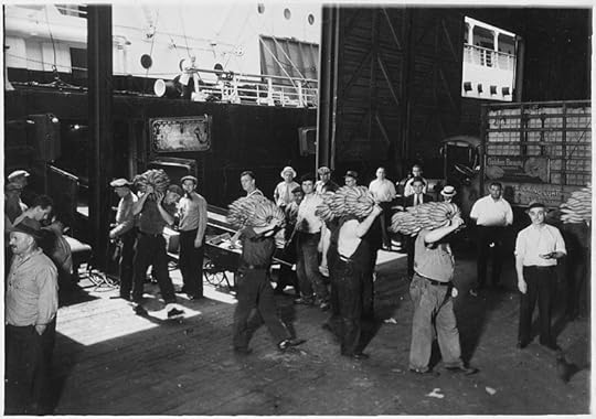 File:New York, New York - Longshoremen. This shows the prevailing method of transferring bananas from the end on the... - NARA - 518789.jpg