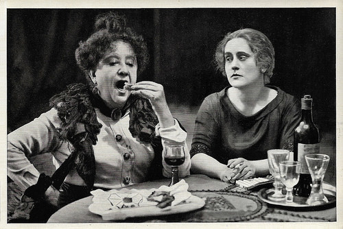Adele Sandrock and Carola Toelle in Die Schuld des Grafen Weronski (1921)