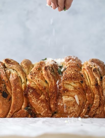 roasted garlic parmesan herb pull-apart bread I howsweeteats.com
