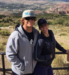 muscle & mirth founders out for a hike