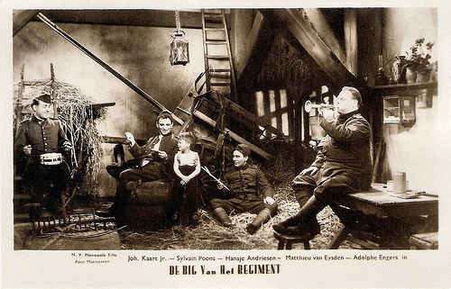 Johan Kaart, Sylvain Poons, Hansje Andriesen, Matthieu van Eysden, and Adolphe Engers in De Big van het regiment (1935)