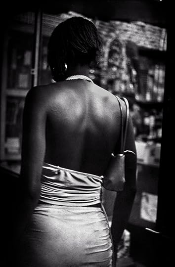 Fatoumata Diabate, Mah-Traoré ka boutiki, Bamako, 2012, from the series Sutigui (à nous la nuit) Courtesy of the artist 