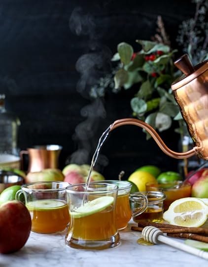 caramel apple hot toddy I howsweeteats.com #caramel #apple #cocktail