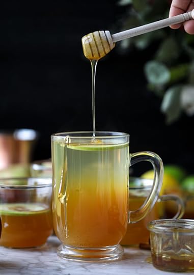 caramel apple hot toddy I howsweeteats.com #caramel #apple #cocktail