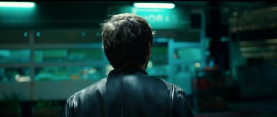 “El asfalto se tiñó de amarillo, azul o violeta al reflejar la luz del letrero de neones que escribía Open en la tienda del americano. Aarón* avanzó con paso lento pero decidido, los brazos extendidos a los lados sin balancearlos apenas. Olió la gasolina. Una brisa cálida recorrió su piel”.