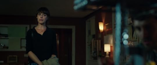 —Aarón —se le escapó a Andrea, alargando la última vocal. Sus ojos se pasearon sobre los recortes de periódico, los números, las hojas arrancadas del cuaderno, los nombres—. ¿Qué es todo esto?