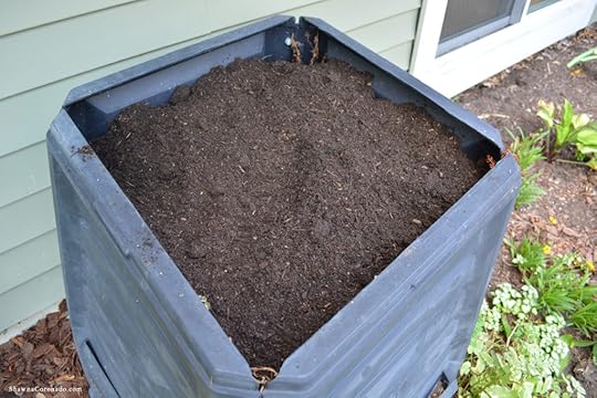 Kellogg Garden Soil Compost Bin with Soil