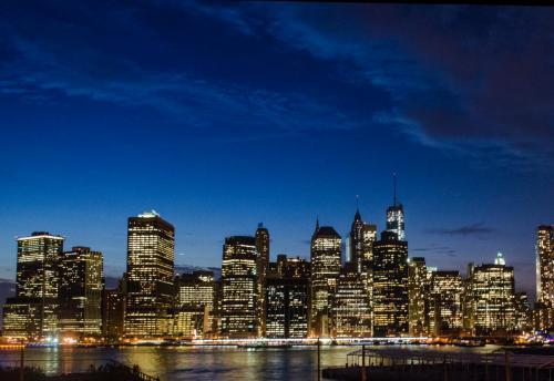 Manhattan night skyline2