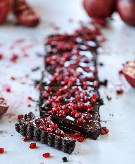dark chocolate fudge pomegranate tart I howsweeteats.com #chocolate #pomegranate #dessert