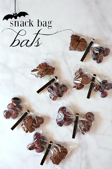 These bat snack bags made with zipper bags and clothespins are such a fun and easy Halloween treat for kids!