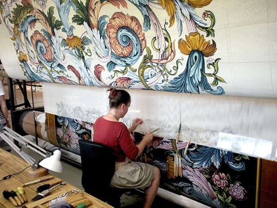 Пример исторического вязаного ковра и ныне действующей французской ковровой мануфактуры "Savonnerie", который пришёл на смену персидским коврам и стал признаком люксуса у европейской знати к середине 17 века. В основном эти ковры отличала минималистичность цветов и элегантность флоральных форм.