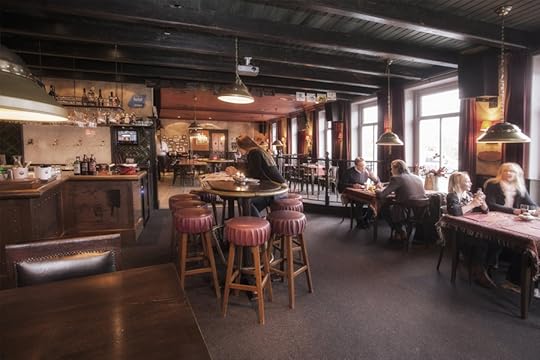 Обратите внимание на столы вдоль окон.