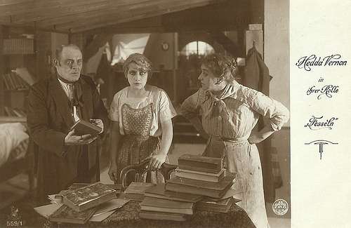 Hedda Vernon in Fesseln