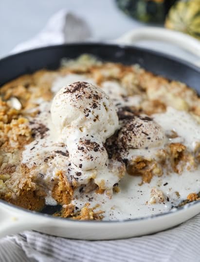 pumpkin skillet cobbler I howsweeteats.com