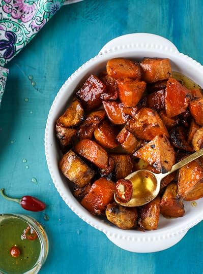 hot honey caramel sweet potatoes I howsweeteats.com #thanksgiving #sweetpotatoes #recipes