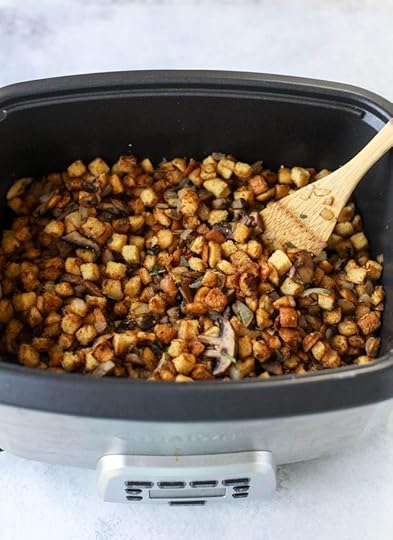 slow cooker stuffing I howsweeteats.com #thanksgiving #stuffing #slowcooker