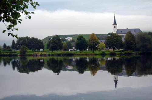 Kyrka vid vattnet